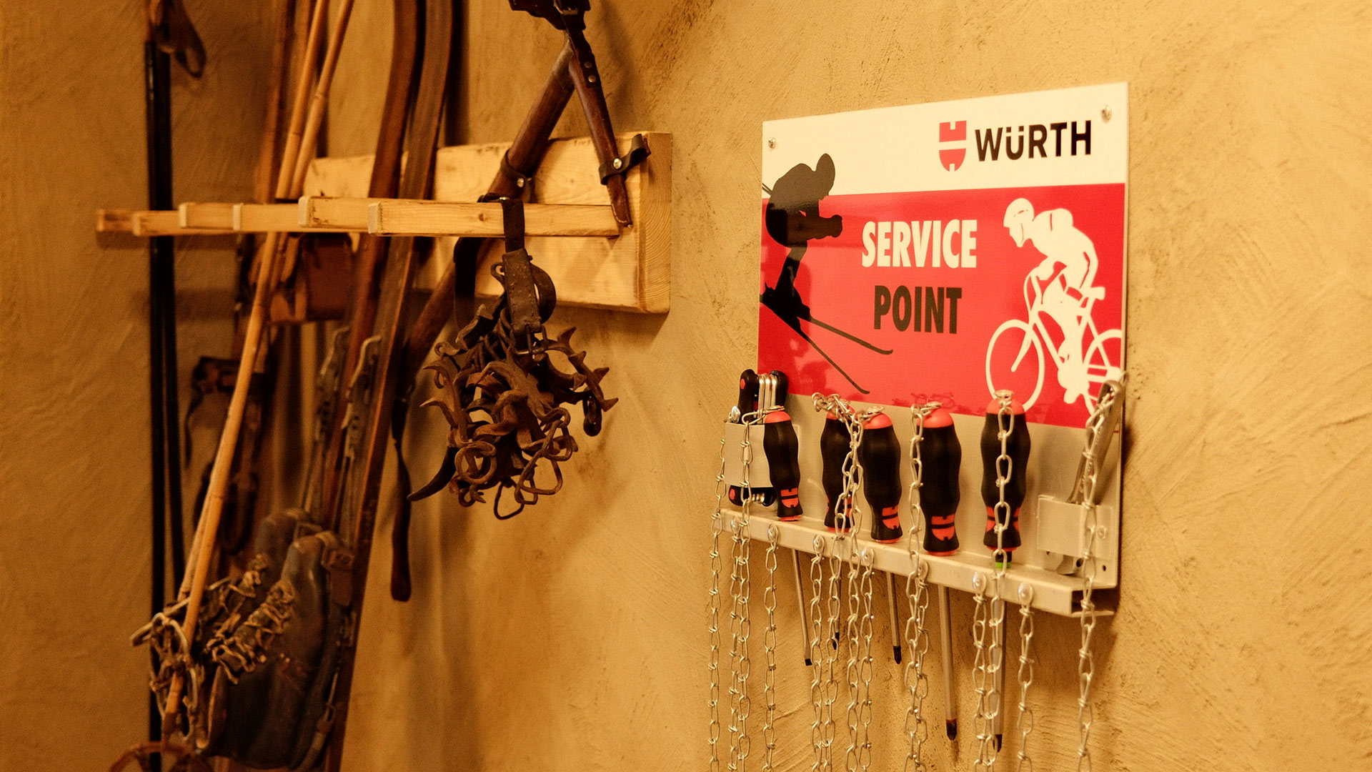 Detail Skiservice mit Werkzeugen und Schneeketten für Wintersport im Hotel