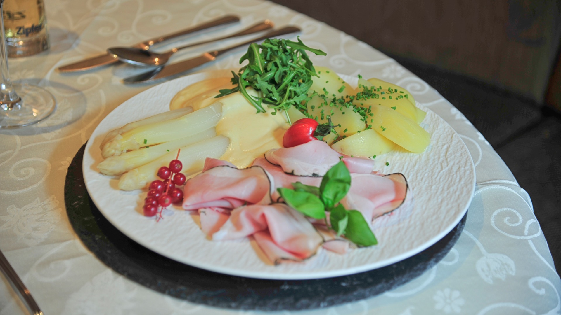 Kalter Vorspeisenteller mit Schinken, Käse, Gemüse und Garnitur im Hotel Traube in Fließ.